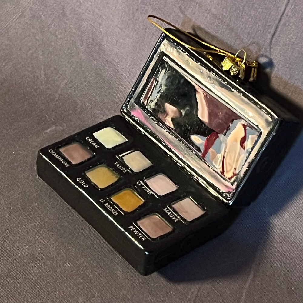 Eyeshadow Compact Ornament